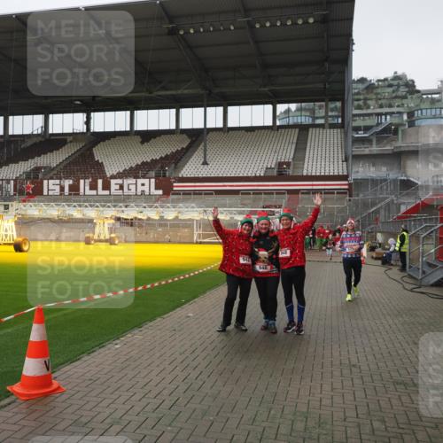07.12.2025 - St. Pauli X-Mass-Run No. 15 Fabian Wolf http://msf.ph/oto/9411780 07.12.2025 11:14:30 Ziel 525, 942, 946, 1805 meine-sportfotos.de