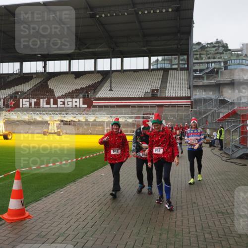07.12.2025 - St. Pauli X-Mass-Run No. 15 Fabian Wolf http://msf.ph/oto/9411792 07.12.2025 11:14:32 Ziel 525, 1776, 1805, 1806, 2040, 2211 meine-sportfotos.de