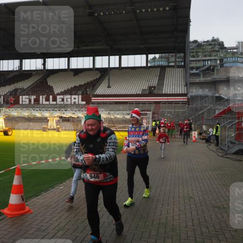 07.12.2025 - St. Pauli X-Mass-Run No. 15 Fabian Wolf http://msf.ph/oto/9411816 07.12.2025 11:14:35 Ziel 525, 1776, 1778, 1798, 1804, 1805, 1806, 1807, 2040, 2211, 4010 meine-sportfotos.de