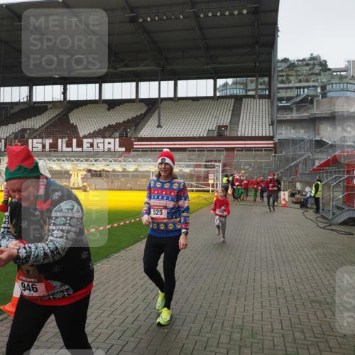07.12.2025 - St. Pauli X-Mass-Run No. 15 Fabian Wolf http://msf.ph/oto/9411822 07.12.2025 11:14:35 Ziel 525, 1776, 1778, 1798, 1804, 1805, 1806, 1807, 2040, 2211, 4010 meine-sportfotos.de