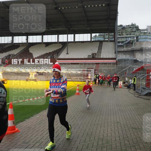 07.12.2025 - St. Pauli X-Mass-Run No. 15 Fabian Wolf http://msf.ph/oto/9411828 07.12.2025 11:14:36 Ziel 525, 1776, 1778, 1798, 1804, 1805, 1806, 1807, 2040, 2211, 4010 meine-sportfotos.de