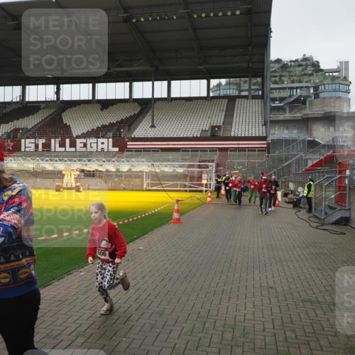 07.12.2025 - St. Pauli X-Mass-Run No. 15 Fabian Wolf http://msf.ph/oto/9411834 07.12.2025 11:14:37 Ziel 525, 1776, 1778, 1798, 1804, 1805, 1806, 1807, 2040, 2211, 4010 meine-sportfotos.de