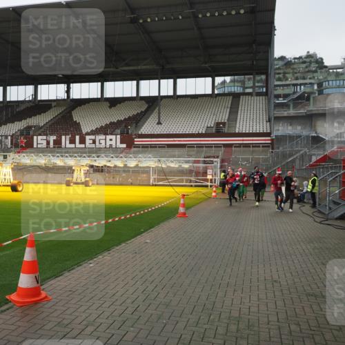 07.12.2025 - St. Pauli X-Mass-Run No. 15 Fabian Wolf http://msf.ph/oto/9411850 07.12.2025 11:14:38 Ziel 525, 1776, 1778, 1798, 1804, 1805, 1806, 1807, 2040, 2211, 4010 meine-sportfotos.de