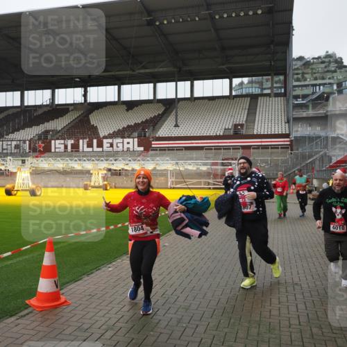 07.12.2025 - St. Pauli X-Mass-Run No. 15 Fabian Wolf http://msf.ph/oto/9411877 07.12.2025 11:14:43 Ziel 525, 922, 1776, 1778, 1798, 1804, 1805, 1806, 1807, 2040, 2211, 4010 meine-sportfotos.de