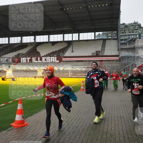 07.12.2025 - St. Pauli X-Mass-Run No. 15 Fabian Wolf http://msf.ph/oto/9411880 07.12.2025 11:14:43 Ziel 525, 922, 1776, 1778, 1798, 1804, 1805, 1806, 1807, 2040, 2211, 4010 meine-sportfotos.de