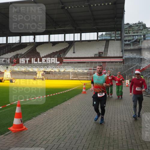 07.12.2025 - St. Pauli X-Mass-Run No. 15 Fabian Wolf http://msf.ph/oto/9411898 07.12.2025 11:14:46 Ziel 922, 1776, 1778, 1798, 1804, 1805, 1806, 1807, 2040, 2211, 4010 meine-sportfotos.de