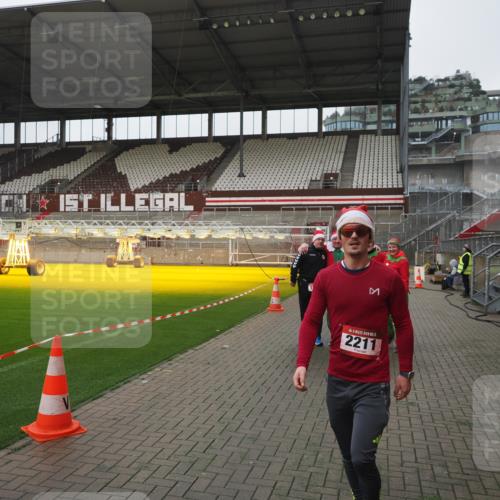 07.12.2025 - St. Pauli X-Mass-Run No. 15 Fabian Wolf http://msf.ph/oto/9411924 07.12.2025 11:14:49 Ziel 922, 1776, 1778, 1798, 1804, 1805, 1806, 1807, 2040, 2211, 4010 meine-sportfotos.de