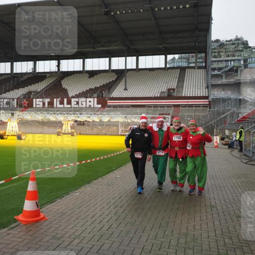 07.12.2025 - St. Pauli X-Mass-Run No. 15 Fabian Wolf http://msf.ph/oto/9411937 07.12.2025 11:14:51 Ziel 922, 1776, 1778, 1798, 1804, 1806, 1807, 2040, 2211, 4010 meine-sportfotos.de