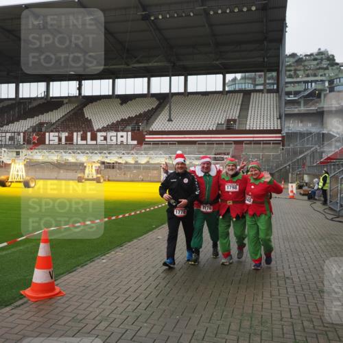 07.12.2025 - St. Pauli X-Mass-Run No. 15 Fabian Wolf http://msf.ph/oto/9411943 07.12.2025 11:14:51 Ziel 922, 1776, 1778, 1798, 1804, 1806, 1807, 2040, 2211, 4010 meine-sportfotos.de