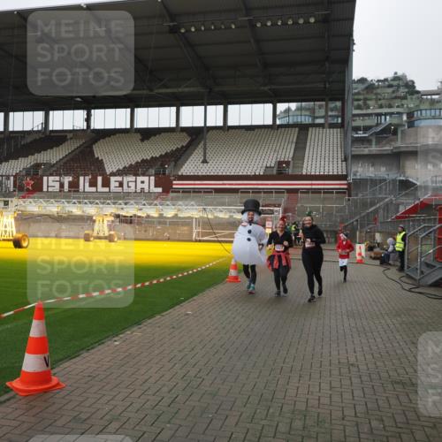 07.12.2025 - St. Pauli X-Mass-Run No. 15 Fabian Wolf http://msf.ph/oto/9411975 07.12.2025 11:15:10 Ziel 313, 1623, 1627, 1662, 3133 meine-sportfotos.de