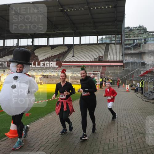 07.12.2025 - St. Pauli X-Mass-Run No. 15 Fabian Wolf http://msf.ph/oto/9412019 07.12.2025 11:15:13 Ziel 313, 1218, 1623, 1627, 1662, 3133 meine-sportfotos.de