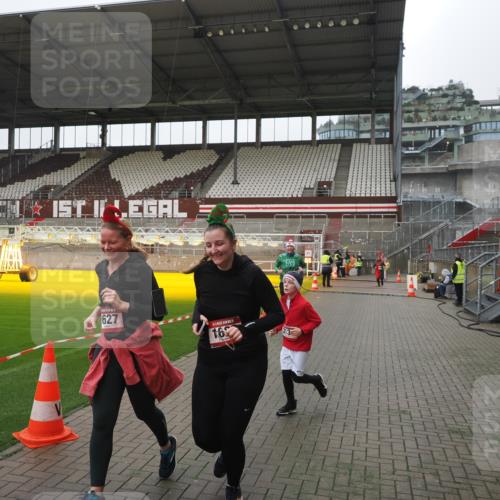 07.12.2025 - St. Pauli X-Mass-Run No. 15 Fabian Wolf http://msf.ph/oto/9412022 07.12.2025 11:15:13 Ziel 313, 1218, 1623, 1627, 1662, 3133 meine-sportfotos.de