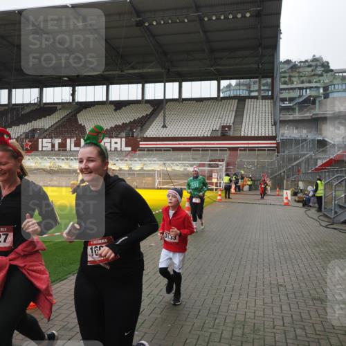 07.12.2025 - St. Pauli X-Mass-Run No. 15 Fabian Wolf http://msf.ph/oto/9412028 07.12.2025 11:15:14 Ziel 313, 1218, 1623, 1627, 1662, 3133 meine-sportfotos.de