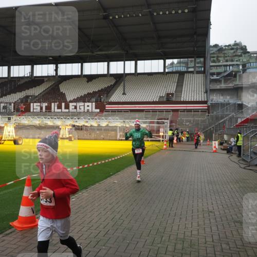 07.12.2025 - St. Pauli X-Mass-Run No. 15 Fabian Wolf http://msf.ph/oto/9412034 07.12.2025 11:15:14 Ziel 313, 1218, 1623, 1627, 1662, 3133 meine-sportfotos.de