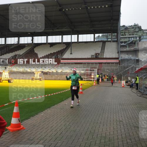07.12.2025 - St. Pauli X-Mass-Run No. 15 Fabian Wolf http://msf.ph/oto/9412040 07.12.2025 11:15:15 Ziel 313, 1218, 1623, 1627, 1662, 3133 meine-sportfotos.de