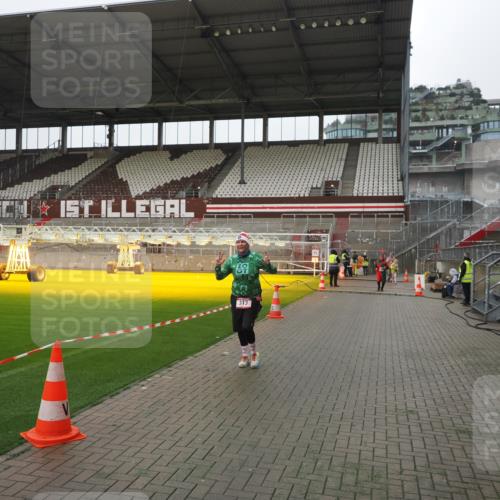 07.12.2025 - St. Pauli X-Mass-Run No. 15 Fabian Wolf http://msf.ph/oto/9412043 07.12.2025 11:15:15 Ziel 313, 1218, 1623, 1627, 1662, 3133 meine-sportfotos.de