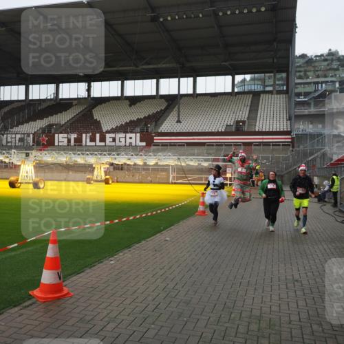 07.12.2025 - St. Pauli X-Mass-Run No. 15 Fabian Wolf http://msf.ph/oto/9412111 07.12.2025 11:15:50 Ziel 8, 14, 372, 2194 meine-sportfotos.de