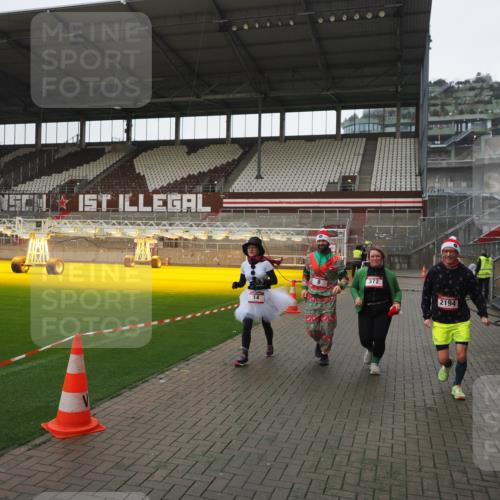07.12.2025 - St. Pauli X-Mass-Run No. 15 Fabian Wolf http://msf.ph/oto/9412118 07.12.2025 11:15:52 Ziel 8, 14, 372, 2194 meine-sportfotos.de