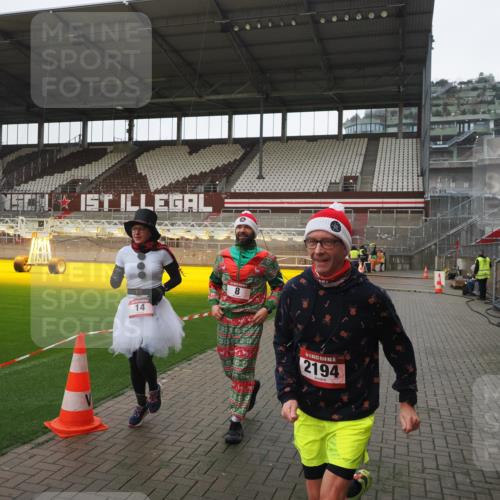 07.12.2025 - St. Pauli X-Mass-Run No. 15 Fabian Wolf http://msf.ph/oto/9412138 07.12.2025 11:15:53 Ziel 8, 14, 372, 2194 meine-sportfotos.de