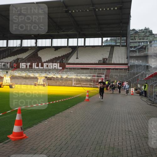 07.12.2025 - St. Pauli X-Mass-Run No. 15 Fabian Wolf http://msf.ph/oto/9412159 07.12.2025 11:16:02 Ziel 8, 2194, 2195, 2464, 3326 meine-sportfotos.de