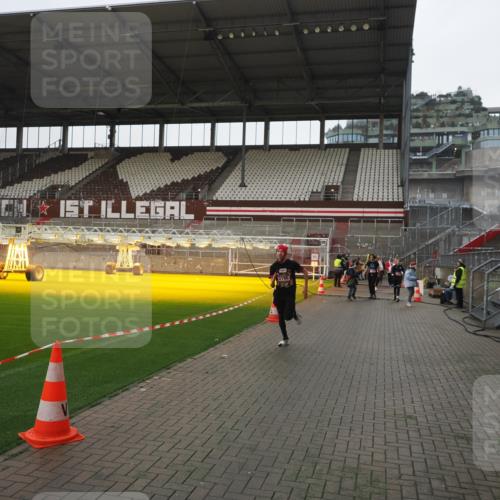 07.12.2025 - St. Pauli X-Mass-Run No. 15 Fabian Wolf http://msf.ph/oto/9412174 07.12.2025 11:16:03 Ziel 1821, 1825, 2194, 2195, 2464, 3326 meine-sportfotos.de
