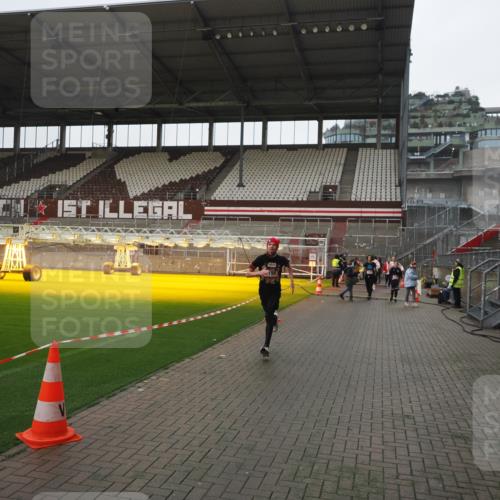 07.12.2025 - St. Pauli X-Mass-Run No. 15 Fabian Wolf http://msf.ph/oto/9412177 07.12.2025 11:16:03 Ziel 1821, 1825, 2194, 2195, 2464, 3326 meine-sportfotos.de