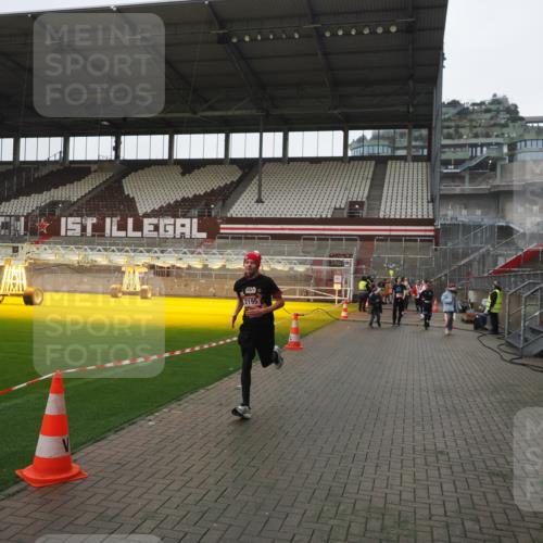 07.12.2025 - St. Pauli X-Mass-Run No. 15 Fabian Wolf http://msf.ph/oto/9412183 07.12.2025 11:16:04 Ziel 1821, 1825, 2195, 2464, 3326 meine-sportfotos.de