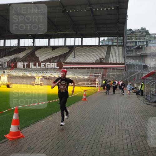 07.12.2025 - St. Pauli X-Mass-Run No. 15 Fabian Wolf http://msf.ph/oto/9412186 07.12.2025 11:16:04 Ziel 1821, 1825, 2195, 2464, 3326 meine-sportfotos.de