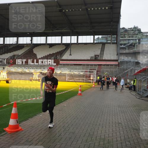 07.12.2025 - St. Pauli X-Mass-Run No. 15 Fabian Wolf http://msf.ph/oto/9412189 07.12.2025 11:16:04 Ziel 1821, 1825, 2195, 2464, 3326 meine-sportfotos.de