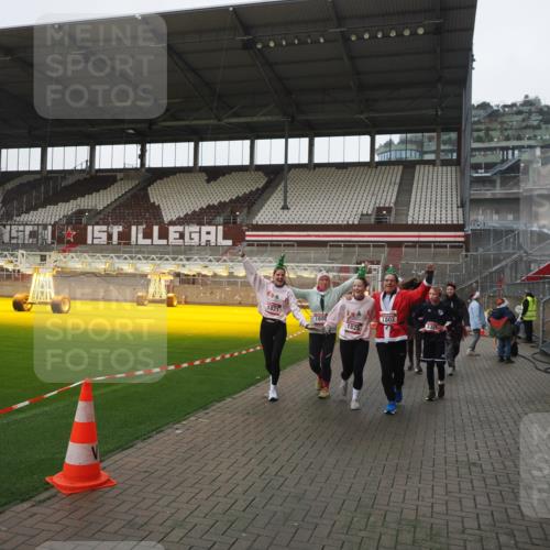 07.12.2025 - St. Pauli X-Mass-Run No. 15 Fabian Wolf http://msf.ph/oto/9412232 07.12.2025 11:16:16 Ziel 1800, 1802, 1821, 1825, 2195, 2464, 3241, 3256, 3326 meine-sportfotos.de