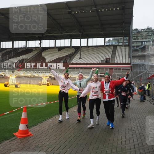 07.12.2025 - St. Pauli X-Mass-Run No. 15 Fabian Wolf http://msf.ph/oto/9412248 07.12.2025 11:16:17 Ziel 1800, 1802, 1821, 1825, 2195, 2464, 3241, 3256, 3326 meine-sportfotos.de