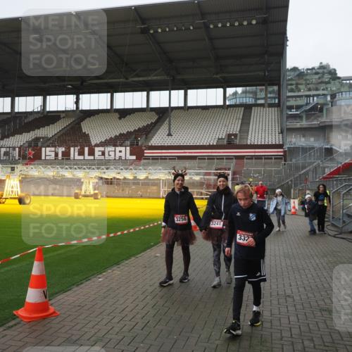 07.12.2025 - St. Pauli X-Mass-Run No. 15 Fabian Wolf http://msf.ph/oto/9412281 07.12.2025 11:16:20 Ziel 1800, 1802, 1821, 1825, 2464, 3241, 3256, 3326 meine-sportfotos.de