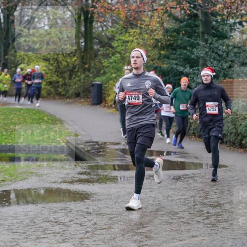 07.12.2025 - St. Pauli X-Mass-Run No. 15 Michael Burmester http://msf.ph/oto/9412292 07.12.2025 11:43:46 Laufen 4749, 401, 4752 meine-sportfotos.de
