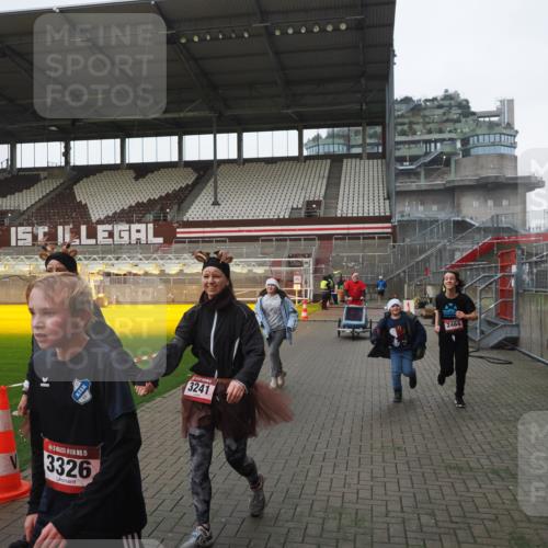 07.12.2025 - St. Pauli X-Mass-Run No. 15 Fabian Wolf http://msf.ph/oto/9412316 07.12.2025 11:16:22 Ziel 1800, 1802, 1821, 1825, 3241, 3256, 3326 meine-sportfotos.de