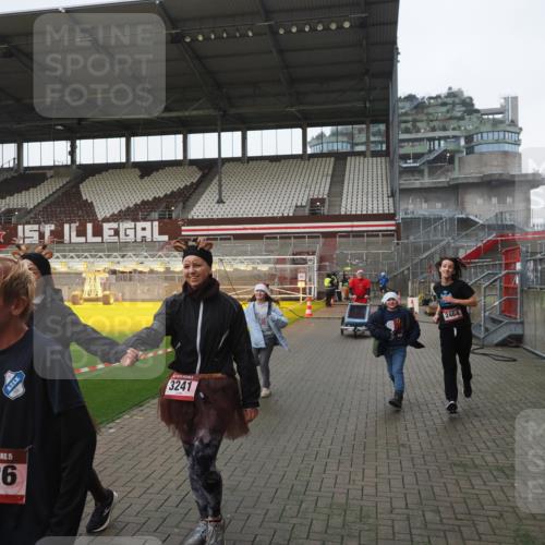 07.12.2025 - St. Pauli X-Mass-Run No. 15 Fabian Wolf http://msf.ph/oto/9412320 07.12.2025 11:16:22 Ziel 1800, 1802, 1821, 1825, 3241, 3256, 3326 meine-sportfotos.de