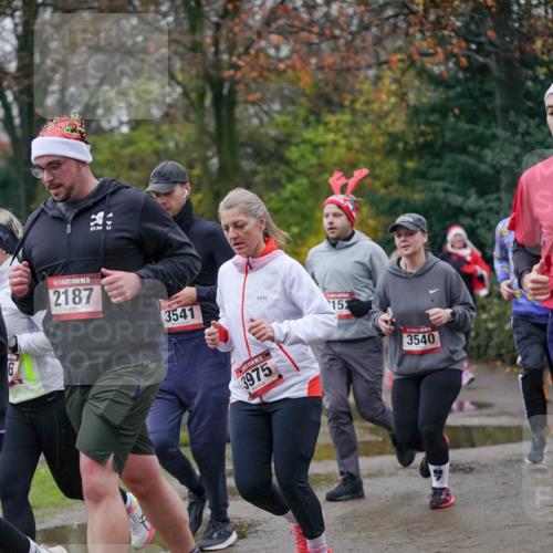 07.12.2025 - St. Pauli X-Mass-Run No. 15 Michael Burmester http://msf.ph/oto/9412334 07.12.2025 10:01:27 Laufen 15, 2187, 3541, 3975, 152, 3540 meine-sportfotos.de