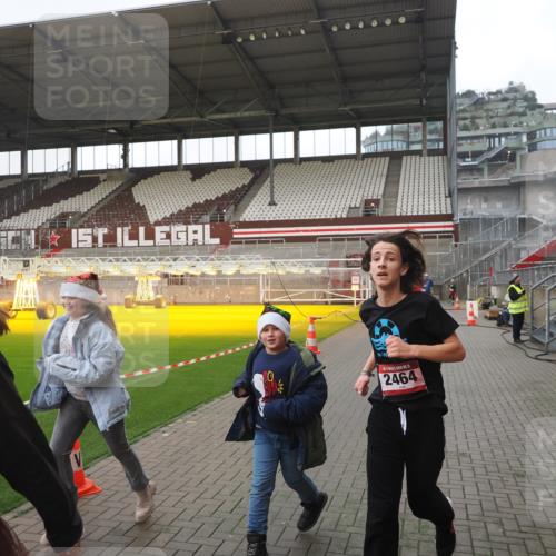 07.12.2025 - St. Pauli X-Mass-Run No. 15 Fabian Wolf http://msf.ph/oto/9412339 07.12.2025 11:16:24 Ziel 1800, 1802, 3241, 3256 meine-sportfotos.de