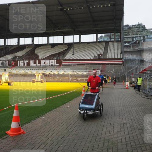 07.12.2025 - St. Pauli X-Mass-Run No. 15 Fabian Wolf http://msf.ph/oto/9412351 07.12.2025 11:16:28 Ziel 1017, 1350 meine-sportfotos.de
