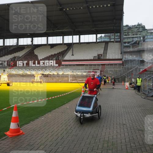 07.12.2025 - St. Pauli X-Mass-Run No. 15 Fabian Wolf http://msf.ph/oto/9412355 07.12.2025 11:16:28 Ziel 1017, 1350 meine-sportfotos.de