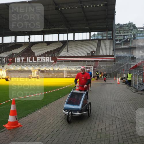 07.12.2025 - St. Pauli X-Mass-Run No. 15 Fabian Wolf http://msf.ph/oto/9412361 07.12.2025 11:16:29 Ziel 1017, 1350 meine-sportfotos.de