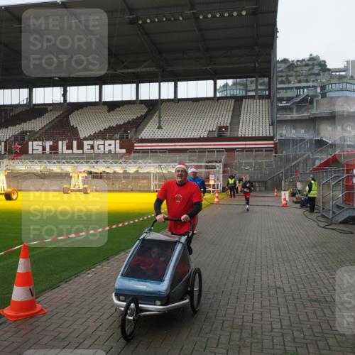 07.12.2025 - St. Pauli X-Mass-Run No. 15 Fabian Wolf http://msf.ph/oto/9412370 07.12.2025 11:16:29 Ziel 1017, 1350 meine-sportfotos.de