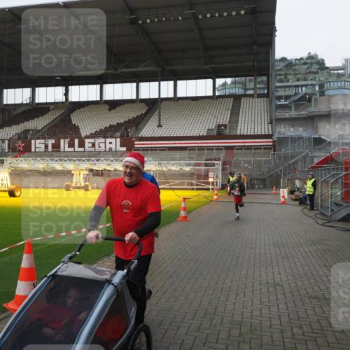 07.12.2025 - St. Pauli X-Mass-Run No. 15 Fabian Wolf http://msf.ph/oto/9412382 07.12.2025 11:16:30 Ziel 1017, 1350 meine-sportfotos.de