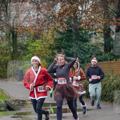 07.12.2025 - St. Pauli X-Mass-Run No. 15 Michael Burmester http://msf.ph/oto/9412465 07.12.2025 10:01:46 Laufen 3846, 3871, 3742, 4458 meine-sportfotos.de