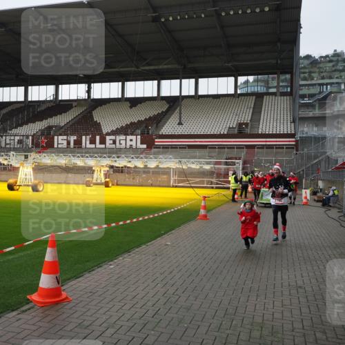 07.12.2025 - St. Pauli X-Mass-Run No. 15 Fabian Wolf http://msf.ph/oto/9412482 07.12.2025 11:17:17 Ziel 1122, 1125, 1127, 1130, 1340, 1529, 1531, 1686, 2766 meine-sportfotos.de