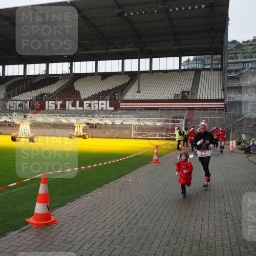 07.12.2025 - St. Pauli X-Mass-Run No. 15 Fabian Wolf http://msf.ph/oto/9412488 07.12.2025 11:17:17 Ziel 1122, 1125, 1127, 1130, 1340, 1529, 1531, 1686, 2766 meine-sportfotos.de