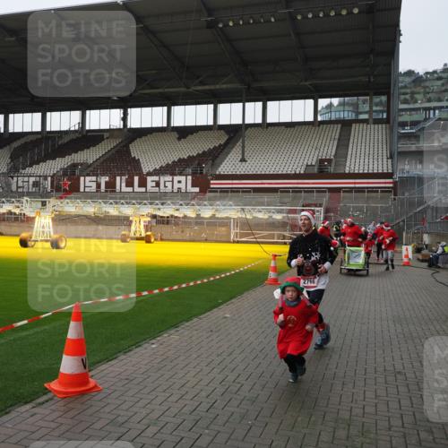 07.12.2025 - St. Pauli X-Mass-Run No. 15 Fabian Wolf http://msf.ph/oto/9412497 07.12.2025 11:17:18 Ziel 1122, 1125, 1127, 1130, 1340, 1529, 1531, 1686, 2766, 2846, 2849 meine-sportfotos.de