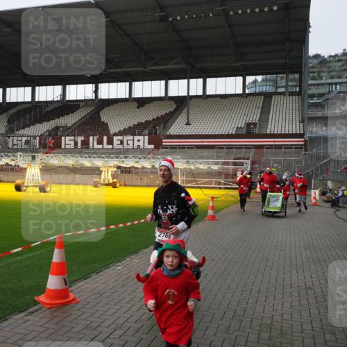 07.12.2025 - St. Pauli X-Mass-Run No. 15 Fabian Wolf http://msf.ph/oto/9412506 07.12.2025 11:17:18 Ziel 1122, 1125, 1127, 1130, 1340, 1529, 1531, 1686, 2766, 2846, 2849 meine-sportfotos.de