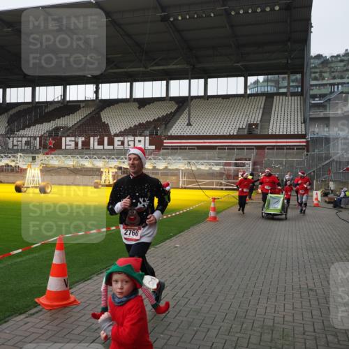 07.12.2025 - St. Pauli X-Mass-Run No. 15 Fabian Wolf http://msf.ph/oto/9412509 07.12.2025 11:17:19 Ziel 551, 1122, 1125, 1127, 1130, 1340, 1529, 1531, 1686, 2766, 2846, 2849 meine-sportfotos.de