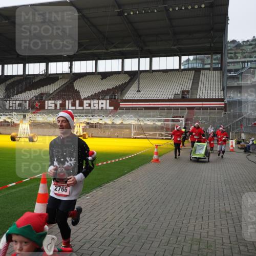 07.12.2025 - St. Pauli X-Mass-Run No. 15 Fabian Wolf http://msf.ph/oto/9412512 07.12.2025 11:17:19 Ziel 551, 1122, 1125, 1127, 1130, 1340, 1529, 1531, 1686, 2766, 2846, 2849 meine-sportfotos.de