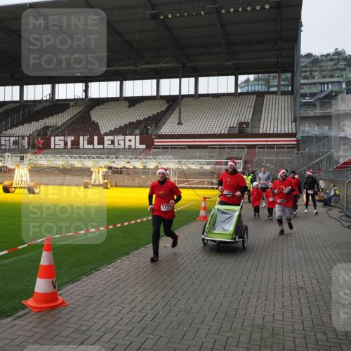07.12.2025 - St. Pauli X-Mass-Run No. 15 Fabian Wolf http://msf.ph/oto/9412537 07.12.2025 11:17:21 Ziel 551, 1122, 1125, 1127, 1130, 1340, 1529, 1531, 1686, 2477, 2766, 2846, 2849 meine-sportfotos.de